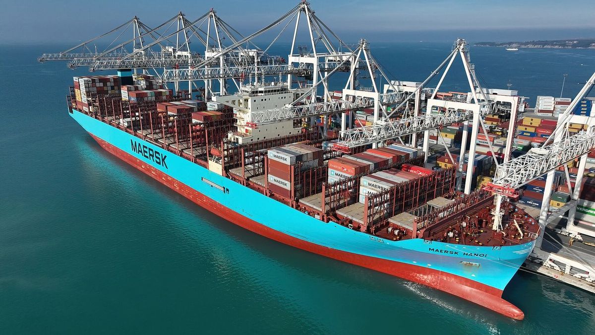 Nave portacontainer ormeggiata in porto durante le operazioni di carico