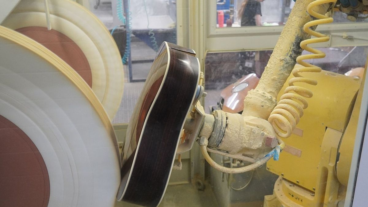 Braccio robotico industriale al lavoro in una fabbrica